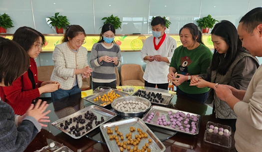 滾湯圓、猜燈謎、制花燈~~元宵節(jié)就要這樣過